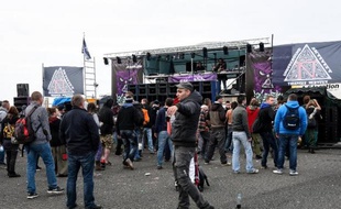 Des participants au Teknival, festival de musique techno, le 1er mai 2015 près de Cambrai