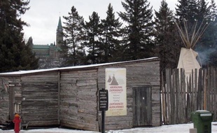 Elle dort dans un tipi, se chauffe avec un petit feu et boit du bouillon de poisson pour garder des forces: la chef Theresa Spence campe devant le parlement canadien à Ottawa et observe une grève de la faim depuis le 10 décembre, inspirant une vaste contestation chez les autochtones.