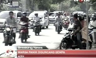 Images de la télévision indonésienne: après le tremblement de terre du 11 avril 2012, la population de Banda Aceh se dirige vers les terres en hauteur par crainte d'un tsunami.