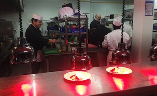 En cuisine, on communique par des signes ou en lisant sur les lèvres.