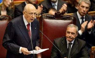 Le président Giorgio Napolitano, nouvellement réélu, a exhorté lundi les forces politiques à s'atteler "sans tarder" à la formation d'un gouvernement, en dressant un réquisitoire sans concession contre leurs carences "impardonnables" et leur "surdité".