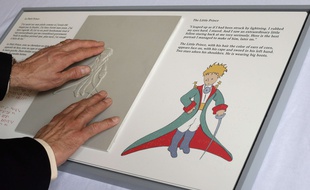 Illustration du Petit Prince, présentée dans le cadre d'une exposition à Paris le 11 avril 2013 pour célébrer les 70 ans du livre.