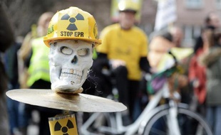 Un crâne pour protester contre la politique nucléaire du gouvernement, lors d'une manifestation à Strasbourg le 7 mars 2015