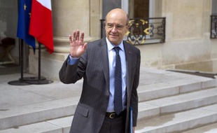 Alain Juppé sur le perron de l'Elyée le 9 mai 2014 à Paris