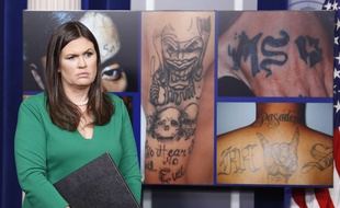 La porte-parole de la Maison Blanche Sarah Huckabee Sanders devant des photographies de tatouages du gang MS-13 lors d'une conférence de presse, le 27 juillet 2017. Donald Trump a fait du gang une priorité de la lutte contre la criminalité aux Etats-Unis.
