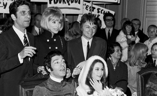 Hubert Wayaffe lors de son mariage avec Corinne Clery, actrice principale du film erotique «Histoire d'O» et James Bond girl dans «Moonraker». Derriere les mariés : Gilbert Becaud, Mireille Darc et Claude Francois.