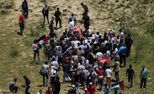 Des Palestiniens portent un manifestant blessé à la frontière israélo-syrienne, sur les hauteurs du Golan (dimanche 5 juin 2011)