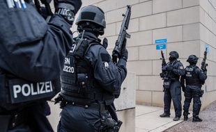 La police sécurise la synagogue de Halle, en Allemagne, après une fusillade qui a fait deux morts, le 9 octobre 2019.