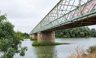 Le pont de Thouaré franchit la Loire entre Thouaré et Saint-Julien-de-Concelles.
