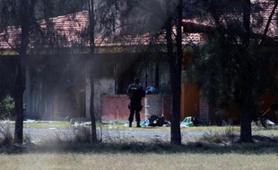 Des policiers mexicains surveillent le 23 mai 2015 un ranch de Tanhuato, dans l'Etat de Michoacan, où 42 narcotrafiquants présumés ont été tués au cours d'une opération anti-drogues