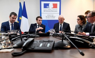 Emmanuel Macron entouré du ministre de la Santé, Oliver Veran (à gauche) et de Jérôme Salomon, directeur général de la Santé, ce mardi 3 mars, au Centre operationnel de regulation et de reponse aux urgences sanitaires et sociales.