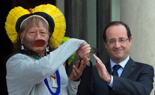 Le chef indien brésilien Raoni, arborant une coiffe à plumes jaunes et son fameux plateau labial, a plaidé vendredi la cause de l'Amazonie et des peuples autochtones à l'Elysée où il a été reçu par le président François Hollande.