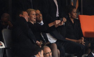 David Cameron, Helle Thorning-Schmidt et Barack Obama se prennent en photo au stade de Soweto, le 10 décembre 2013.