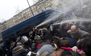 Les forces de l'ordre repoussent des participants à la «Manif pour tous», qui veulent accéder aux Champs Elysées malgré l'interdiction, le 24 mars 2013, à Paris.