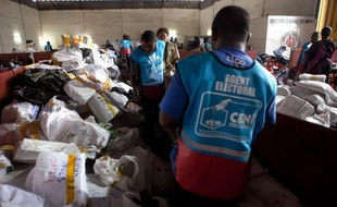 Forces de police plus visibles, population inquiète, expatriés et Congolais fuyant à Brazzaville: la RD Congo et particulièrement sa capitale Kinshasa vivent dans la crainte de violences à 24H de l'annonce des résultats complets de la présidentielle du 28 novembre.