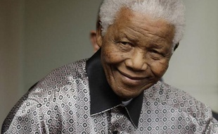 L'Afrique du Sud était plongée dimanche dans l'attente de nouvelles de son ancien président Nelson Mandela, hospitalisé la veille pour subir des examens, alors que les autorités soulignaient qu'"il n'y a pas de raison de s'inquiéter" pour l'icône de la lutte anti-apartheid, âgée de 94 ans.
