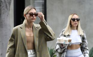 Hailey Bieber et sa copine se promènent peut-être en crop top, mais 55% des personnes interrogées dans un sondage polémique Ifop pour Marianne souhaitent interdire ce vêtement aux lycéennes.