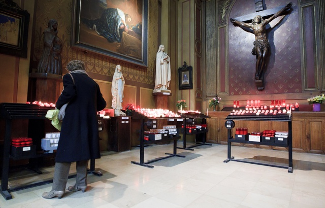 Un faux prêtre démasqué en Espagne peu avant Noël 640x410_le-11-fevrier-2013-illustration-d-une-messe-a-l-eglise-saint-louis-d-antin