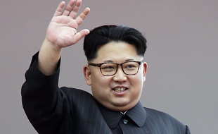 Kim Jong-un salue la foule le 10 mai 2015 à Pyongyang en Corée du Nord.