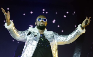 Maître Gims a déjà le look extravagant des rappeurs américains.