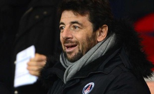 Patrick Bruel dans les tribunes du Parc des Princes le 24 février 2013.