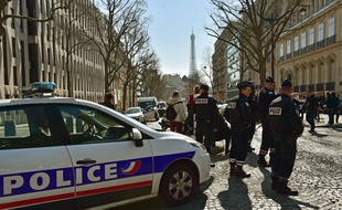 Des policiers devant le siège parisien du FMI, le 16 mars 2017.
