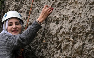 Une jeune Palestinienne escalade un rocher le 15 avril 2015 dans le village de Yabroud en Cisjordannie