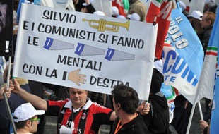 Plusieurs dizaines de milliers de personnes ont manifesté samedi après-midi dans le centre de Rome en soutien à l'ex-chef du gouvernement Silvio Berlusconi qui a harangué ses partisans leur demandant de se préparer pour une nouvelle campagne électorale.