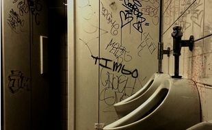 Les toilettes d'un établissement scolaire.