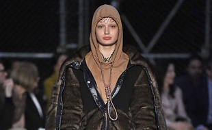 Le sweatshirt présenté lors du défilé Burberry à Londres, le 17 février 2019.