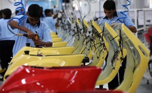 L'agence de notation Fitch a abaissé lundi les perspectives de l'Inde de "stables" à "négatives", citant les risques sur la croissance à moyen-long terme et les progrès limités du pays en matière de réduction du déficit, mais elle maintient pour le moment sa notation à "BBB-".