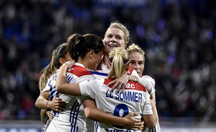 La Ballon d'or lyonnaise Ada Hegerberg avec ses partenaires, ici le 13 avril lors du fameux match du titre contre le PSG (5-0). JEFF PACHOUD
