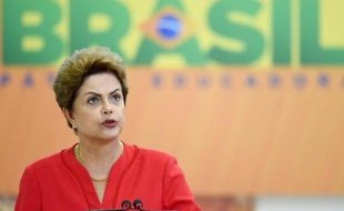 La présidente Dilma Rousseff annonce un vaste plan d'investissements dans des infrastructures, le 9 juin 2015 à Brasilia