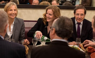 Nathalie Kosciusko-Morizet (au centre, UMP), Marielle de Sarnez (à gauche, Modem) et Christian Saint-Etienne (à droite, UDI) s'offrent une bouffe dans un restaurant du 14e arrondissement de Paris jeudi 5 décembre après l'annonce d'un accord entre leurs formations pour les municipales.