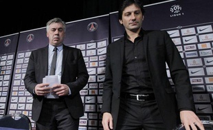 Carlo Ancelotti, l'entraîneur du PSG (à gauche), avec Leonardo, le directeur sportif du club parisien, le 30 décembre 2011, au Parc des Princes.