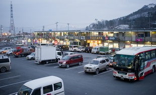 La galerie marchande temporaire d'Otsuchi: 40 boutiques installées sur une ancienne cour d'école depuis décembre 2011.