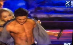 Capture d'écran de la cérémonie des MTV Movie Awards avec Zac Efron