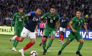 Mbappé face à trois Boliviens.