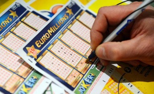 Une personne remplit une grille de l'Euro Million