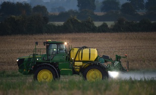 Un agriculteur épand du glyphosate dans un champ en Sarthe (illustration).