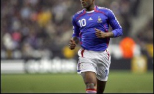 Le sélectionneur de l'équipe de France Raymond Domenech a estimé jeudi que ceux qui avaient sifflé Djibril Cissé à son entrée en jeu lors de France-Argentine mercredi en amical n'avaient "rien à faire en tribune".