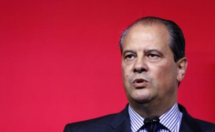 Le Premier secrétaire du PS Jean-Christophe Cambadélis s'adresse à la presse, le 18 octobre 2015 à Paris