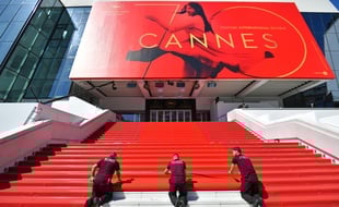 Le tapis rouge en cours d'installation sur les marches du Palais des festivals de Cannes, le 17 mai 2017.