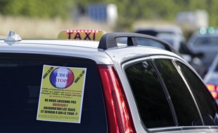 Illustration d'une manifestation de chauffeurs de taxi contre Uber.