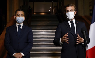 Emmanuel Macron, le 20 cotobre 2020, accompagné de Gérald Darmanin.