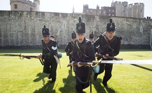 Des amateurs participent à une reconstitution de la bataille de Waterloo, le 21 juin 2014 à Londres