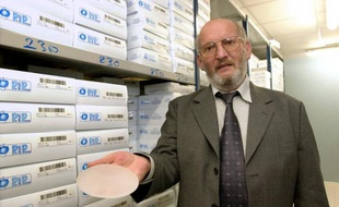 Jean-Claude Mas, président de la société Poly Implants Prothèses, présente, le 17 janvier 2001 à la Seyne-sur-Mer, une prothèse mammaire à base de gel de silicone fabriquée par sa société.