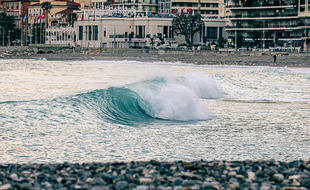 Une vague à Menton en février 2021