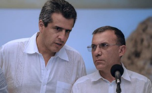 Le négociateur en chef entre gouvernement colombien et Farc Ray Barrera (d) et le président du Congrès colombien Luis Fernando Velazco à La Havane le 30 octobre 2015