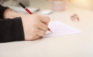 Un étudiant passant un examen en présentiel.